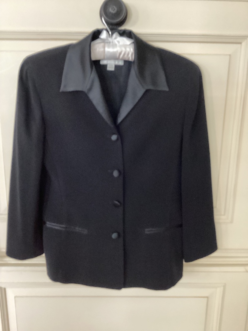 EMANUEL UNGARO - VINTAGE BLACK JACKET WITH SILK COLLAR - SIZE 4/38